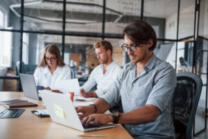 Mobilność i wydajność to dwa kluczowe czynniki, na które zwracają uwagę osoby poszukujące odpowiedniego laptopa do pracy w biurze